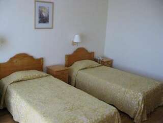 Отель Margarita Hotel Варна Двухместный номер с 1 кроватью или 2 отдельными кроватями-1